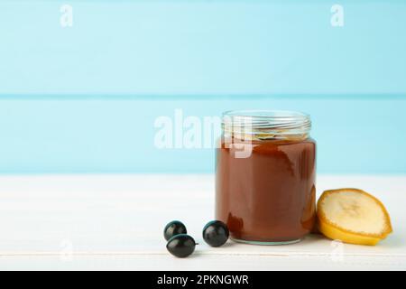 Frutta fresca e biologica in vaso per il bambino. Girato per una storia di alimenti per bambini fatti in casa, biologici e sani. Vista dall'alto Foto Stock