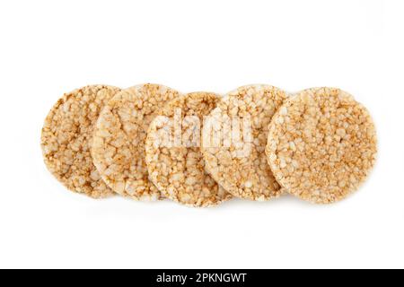 Una pila di croccanti di grano saraceno, freschi e rotondi, dietetici, isolati su sfondo bianco. Vista dall'alto Foto Stock