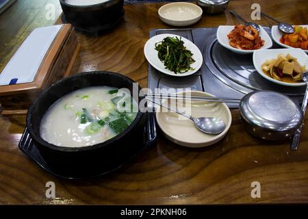 Cucina gourmet tradizionale coreana locale, cibo di strada costolette di maiale zuppa di riso porridge con contorno di condimento per i viaggiatori coreani visita a. Foto Stock