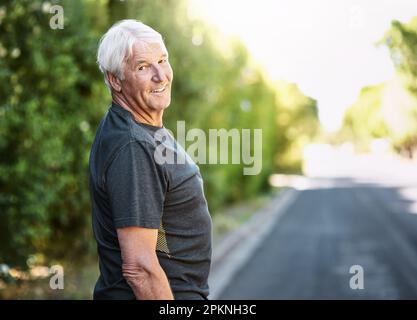 Non avete bisogno di alcuna attrezzatura di fantasia per ottenere la misura. Ritratto di un uomo anziano fuori per una corsa. Foto Stock