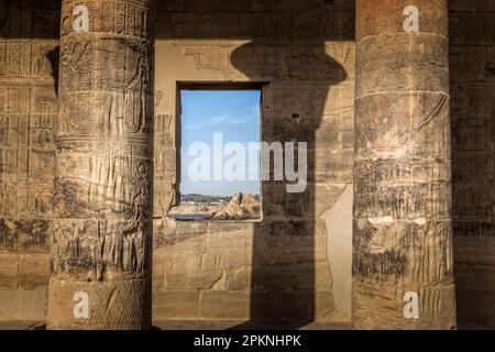 Colonne e una finestra nel tempio di Philae sull'isola di Agilkia, Egitto Foto Stock