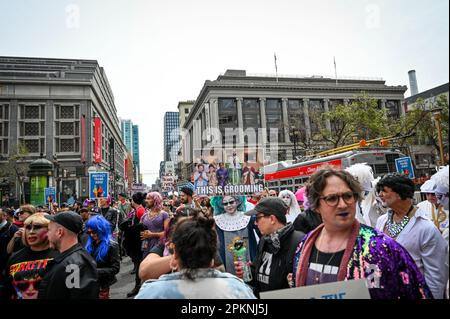 San Francisco, Stati Uniti. 08th Apr, 2023. Durante la dimostrazione partecipano manifestanti. I protestori dei diritti di trascinamento che marciano in Union Square per ottenere i diritti di trascinamento in tutto il paese. (Foto di Pat Mazzera/SOPA Images/Sipa USA) Credit: Sipa USA/Alamy Live News Foto Stock