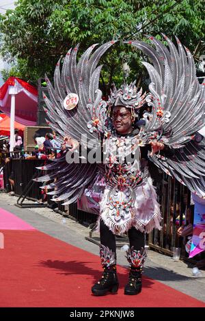 Il partecipante al Carnevale della Moda di Biro. Questo è uno dei carnevali indonesiani in costume Foto Stock