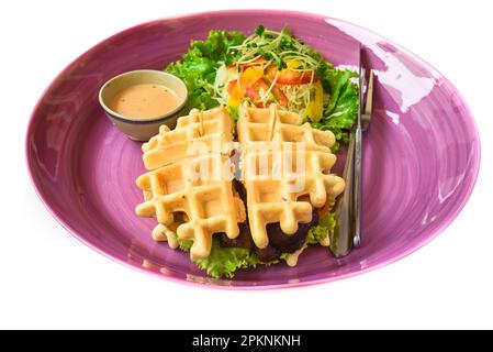 Waffle belgi Char siu maiale con insalata primo piano Foto Stock