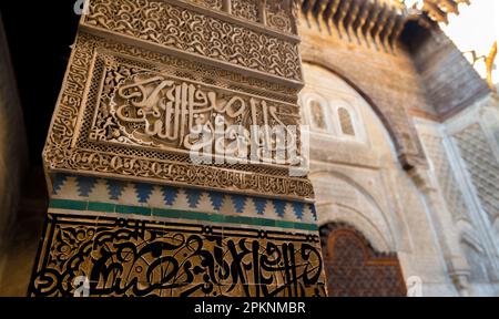 Dettaglio delle decorazioni in al-Attarine Madrasa a Fez, Marocco. Foto Stock