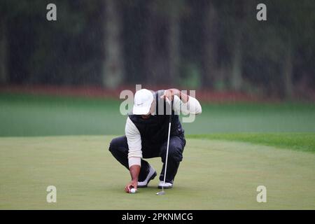 Augusta, Stati Uniti. 8th Apr, 2023. Tiger Woods of the United States allinea un putt durante il secondo round del torneo di golf Masters 2023 all'Augusta National Golf Club di Augusta, negli Stati Uniti, il 8 aprile 2023. Credit: WU Xiaoling/Xinhua/Alamy Live News Foto Stock