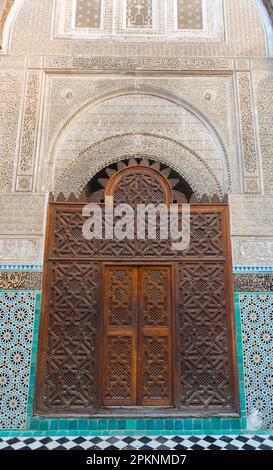 La porta d'ingresso del Madrasa al-Attarine a Fez, Marocco. Foto Stock