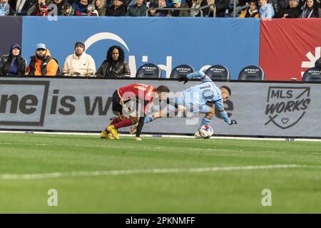 New York, Stati Uniti. 08th Apr, 2023. Santiago Rodriguez (10) di NYCFC e Brooks Lennon (11) di Atlanta United combattono per la palla durante la regolare partita di stagione MLS allo Yankee Stadium il 8 aprile 2023. La partita si è conclusa in 1 - 1 pareggio. (Foto di Lev Radin/Sipa USA) Credit: Sipa USA/Alamy Live News Foto Stock