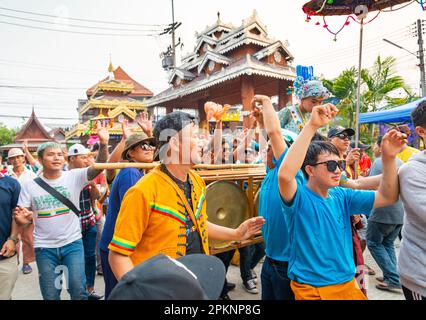 PAI,Mae Hong Son,Thailandia-Aprile 4th 2023:i ragazzi, di età compresa tra sette e quattordici anni, che stanno per essere ordinati monaci buddisti, sono portati al dovere degli uomini Foto Stock