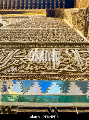 Dettaglio delle decorazioni in al-Attarine Madrasa a Fez, Marocco. Foto Stock