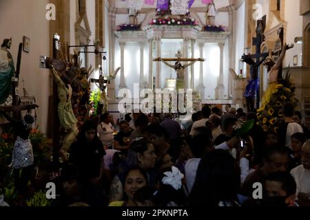 Non esclusiva: 6 aprile 2023, Stato di Guerrero, Messico: Nel Santuario del Signore del Santo Veracruz i Cristi sono posti per la processione o Foto Stock