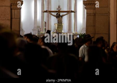 Non esclusiva: 6 aprile 2023, Stato di Guerrero, Messico: Nel Santuario del Signore del Santo Veracruz i Cristi sono posti per la processione o Foto Stock