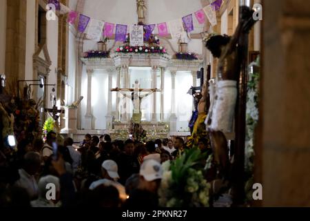 Non esclusiva: 6 aprile 2023, Stato di Guerrero, Messico: Nel Santuario del Signore del Santo Veracruz i Cristi sono posti per la processione o Foto Stock