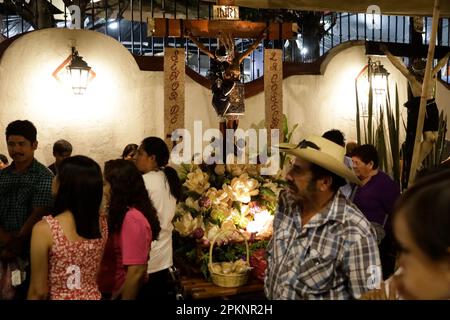 Non esclusiva: 6 aprile 2023, Stato di Guerrero, Messico: Nel Santuario del Signore del Santo Veracruz i Cristi sono posti per la processione o Foto Stock