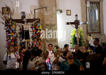 Non esclusiva: 6 aprile 2023, Stato di Guerrero, Messico: Nel Santuario del Signore del Santo Veracruz i Cristi sono posti per la processione o Foto Stock