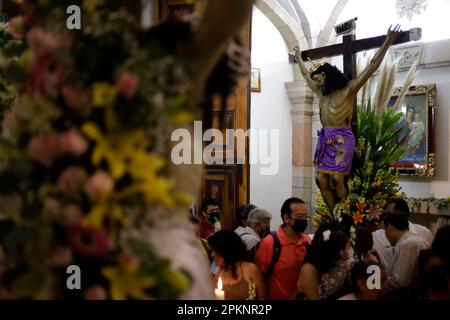 Non esclusiva: 6 aprile 2023, Stato di Guerrero, Messico: Nel Santuario del Signore del Santo Veracruz i Cristi sono posti per la processione o Foto Stock