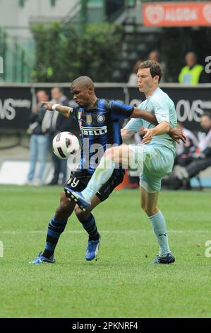 Milano, Italia, 23/04/2011 : Samuel Eto’o e Stephan Lichtsteiner durante la partita Inter Lazio Foto Stock