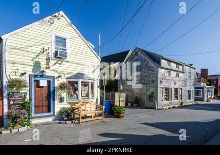 Piccoli negozi su Bearskin Neck a Rockport, un idilliaco villaggio di pescatori a Cape Ann, Essex County, Massachusetts, New England, Stati Uniti Foto Stock