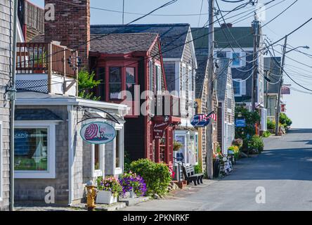 Piccoli negozi su Bearskin Neck a Rockport, un idilliaco villaggio di pescatori a Cape Ann, Essex County, Massachusetts, New England, Stati Uniti Foto Stock