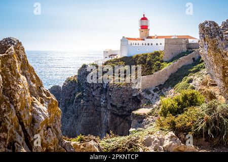 Situato in cima alle aspre scogliere di Cabo de São Vicente, il faro di Farol do Cabo de São Vicente offre una vista panoramica sull'Oceano Atlantico. Foto Stock