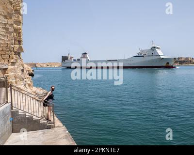 Valletta, Malta - Maggio 2021. Un'enorme nave da carico entra nel porto di la Valletta, Malta. Europa. Foto Stock