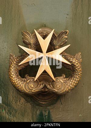 Antico battente porta su antica porta di legno. Antichi dettagli architettonici maltesi, Malta. Europa Foto Stock