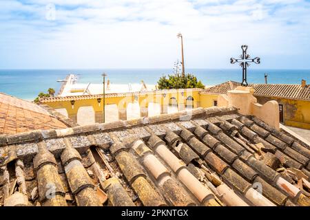 Affacciato su Miradouro de Santa Catarina, il tetto parzialmente in rovina della fortezza Fortaleza de Santa Catarina offre una vista unica. Foto Stock