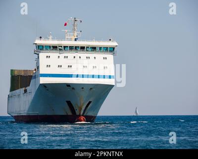 Valletta, Malta - Maggio 2021. Un'enorme nave da carico entra nel porto di la Valletta, Malta. Europa. Foto Stock