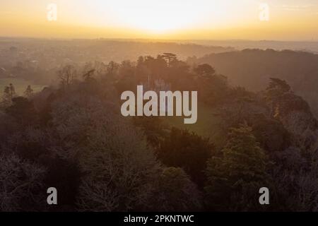 Un sole vago sorge sopra la tenuta del Castello di Blaise a Bristol durante il fine settimana delle Feste della Banca di Pasqua. Data immagine: Domenica 9 aprile 2023. Foto Stock