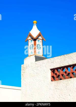 carino camino portoghese con cielo blu Foto Stock