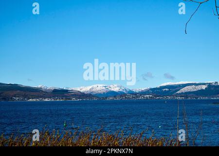 L'estuario di Clyde a Inverkip Bay, Scozia occidentale, Regno Unito, mostra montagne innevate che coprono l'acqua Foto Stock