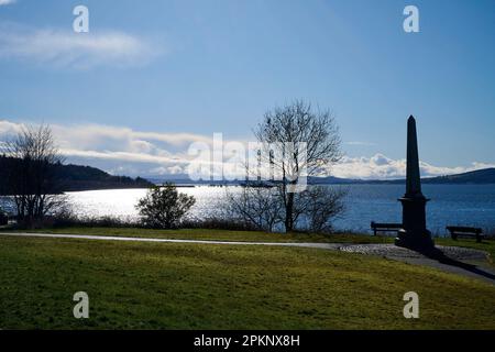 L'estuario di Clyde e il monumento commemorativo di guerra a Inverkip Bay, Scozia occidentale, Regno Unito, mostrano montagne innevate che coprono l'acqua Foto Stock