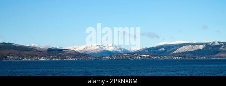 L'estuario di Clyde a Inverkip Bay, Scozia occidentale, Regno Unito, mostra montagne innevate che coprono l'acqua Foto Stock