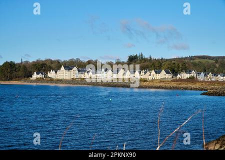 L'estuario di Clyde a Inverkip Bay, Scozia occidentale, Regno Unito, mostra lo sviluppo di nuove abitazioni lungo il mare Foto Stock