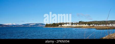 L'estuario di Clyde a Inverkip Bay, Scozia occidentale, Regno Unito, mostra lo sviluppo di nuove abitazioni lungo il mare Foto Stock