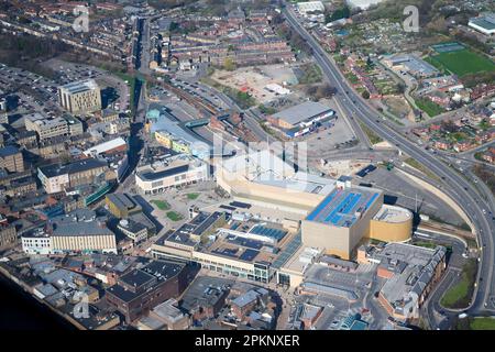 Una fotografia aerea del centro di Barnsley, che mostra il nuovo Glassworks Shopping Centre, South Yorkshire, Northern England, UK Foto Stock