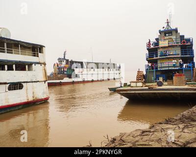 Caballococha, Perù - Sep, 2019: Traghetti sulla riva del Rio delle Amazzoni durante il mare a bassa acqua. Amazzonia, Sud America. Foto Stock