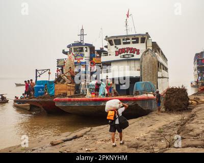 Caballococha, Perù - Sep, 2019: Traghetti sulla riva del Rio delle Amazzoni durante il mare a bassa acqua. Amazzonia, Sud America. Foto Stock