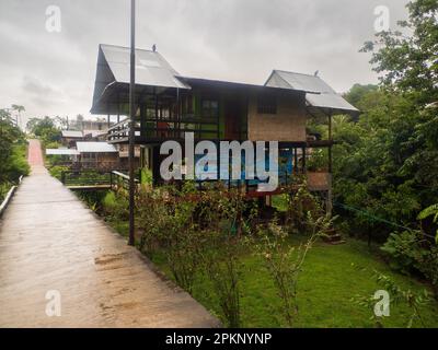 Puerto Narino, Colombia - Dic,2021: Strada a Puerto Nariño - il secondo comune del dipartimento delle Amazzoni della Colombia, situato sulla riva del Foto Stock