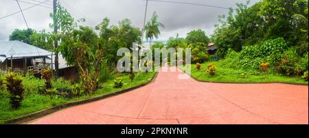 Puerto Narino, Colombia - Dic,2021: Strada a Puerto Nariño - il secondo comune del dipartimento delle Amazzoni della Colombia, situato sulla riva del Foto Stock