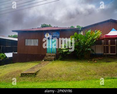 Puerto Narino, Colombia - Dic,2021: Chiesa a Puerto Nariño - il secondo comune del dipartimento delle Amazzoni della Colombia, situato sulla riva o Foto Stock