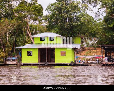 Puerto Narino, Colombia - Dic,2021: Casa galleggiante Puerto Nariño - il secondo comune del dipartimento di Amazonas della Colombia, situato sul Sho Foto Stock