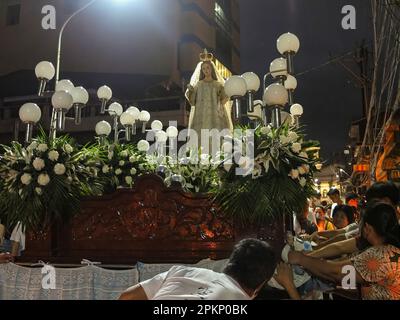 Malabon, Filippine. 09th Apr, 2023. La replica della Beata Vergine Maria si irradia durante la processione pre-alba a Barangay Tañong. Salubong è un incontro di rievocazione pre-alba delle due repliche di Cristo risorto e di Maria lutto la domenica di Pasqua. Dopo di che, seguirà una grande processione. Credit: SOPA Images Limited/Alamy Live News Foto Stock