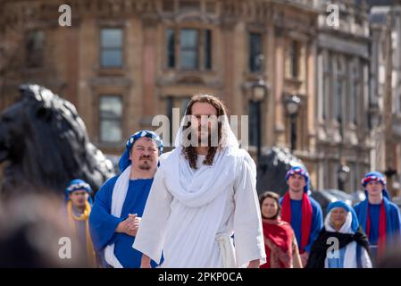 The Passion of Christ (la Passione di Cristo), spettacolo all'aperto di Wintershall a Trafalgar Square, Londra, il venerdì Santo di Pasqua. Attore Peter Bergin come Cristo con attori Foto Stock