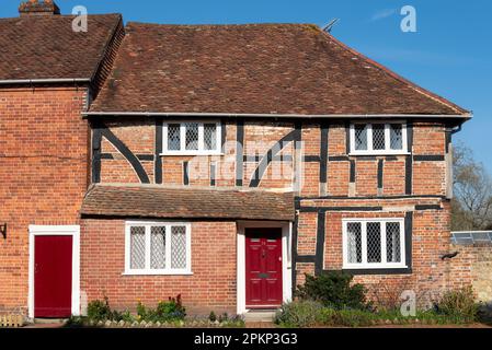 Il villaggio di Southwick in Hampshire, Inghilterra, ben noto per avere porte rosse su ogni casa tranne le case padronali. Aprile 8th 2023. Foto Stock