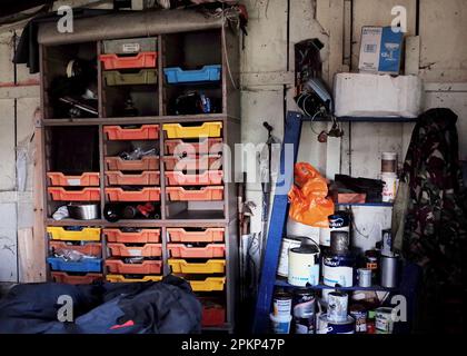 Interno di un vecchio garage abbandonato. Foto Stock