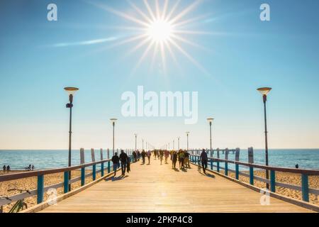 Palanga, Lituania - 6th giugno, 2021: Molo Palanga con turisti che camminano nel caldo nella giornata estiva di sole. Lituania destinazione di vacanza. Foto Stock