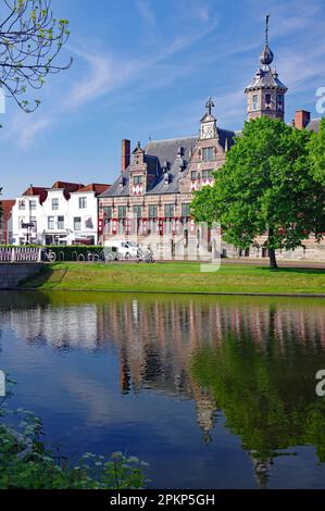 L'ex municipio rifletteva nelle acque di un canale, Spring, Stadhuis Middelburg, Zeeland, Paesi Bassi Foto Stock