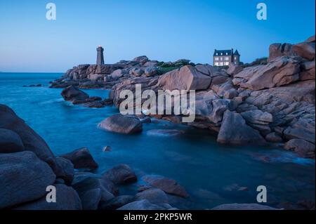 Baia con casa e faro, Côte de Granit Rose, Ploumanach, Ploumanac?h, Bretagna, Francia, Europa Foto Stock