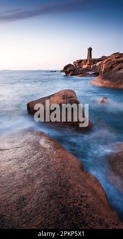 Baia con casa e faro, Côte de Granit Rose, Ploumanach, Ploumanac?h, Bretagna, Francia, Europa Foto Stock